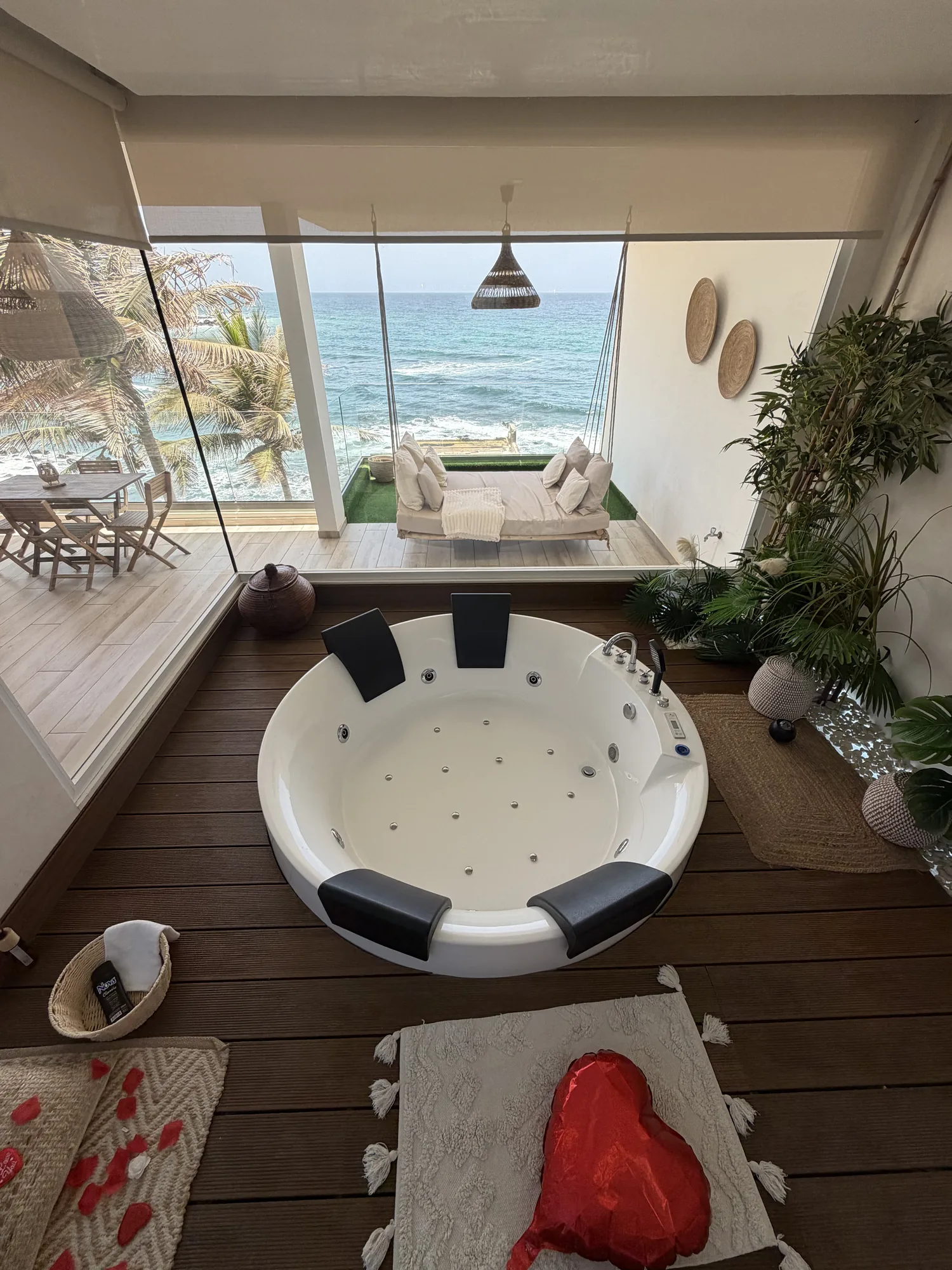 Jacuzzi et lit suspendu vue mer, Bianca