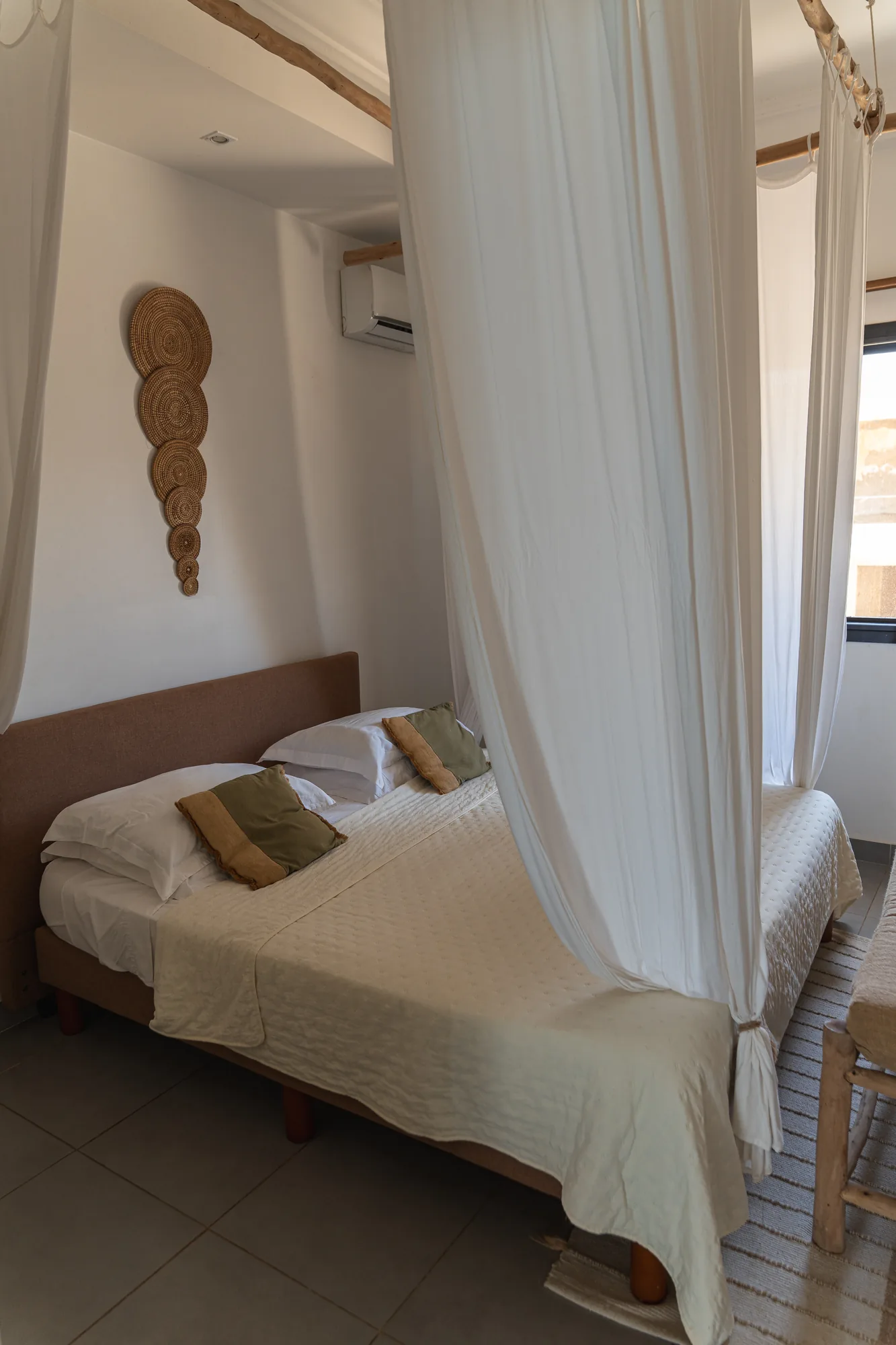 Chambre au lit à baldaquin, Noom